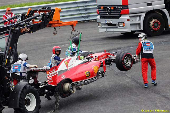 Эвакуация Ferrari Себастьяна Феттеля с австрийской трассы после аварии