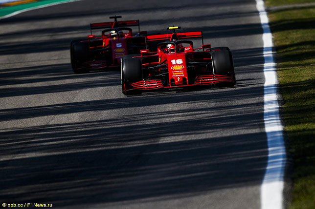Машины Ferrari на трассе в Монце