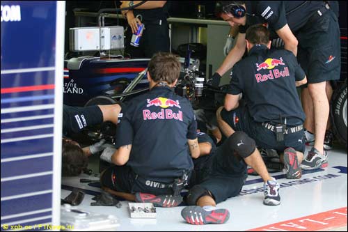 Механики Red Bull Racing работают с машиной Феттеля