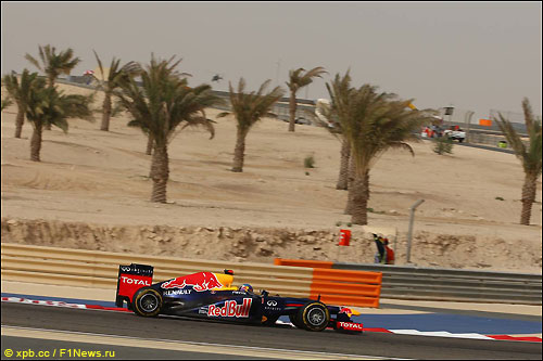 Себастьян Феттель на трассе в Бахрейне, 2012 год