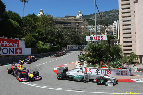 Себастьян Феттель преследует Льюиса Хэмилтона в Гран При Монако