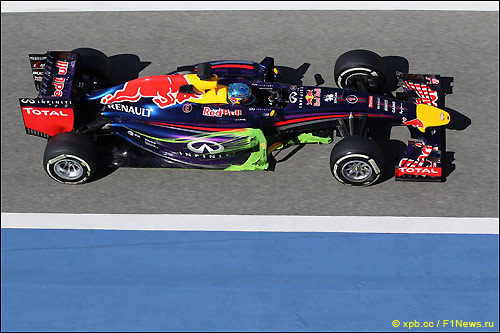 Себастьян Феттель за рулём RB10 на тестах в Бахрейне