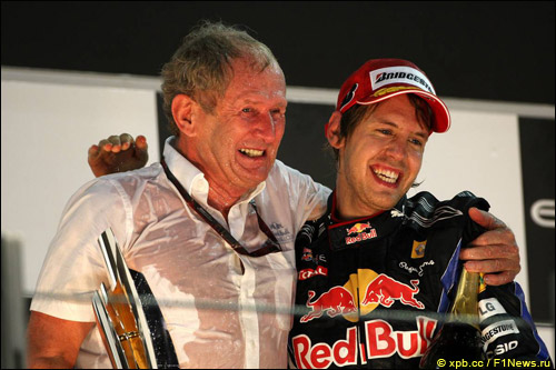 Хельмут Марко и Себастьян Феттель после победы немца на Гран При Абу-Даби 2010, принесшей ему первый титул