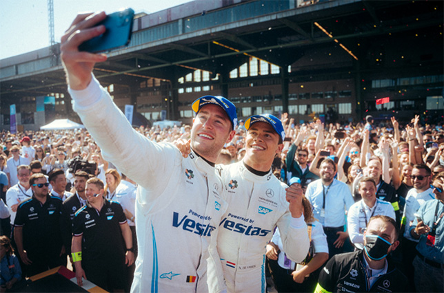 Ник де Вриз и Стоффель Вандорн радуются победе и подиуму вместе с командой, фото пресс-службы Mercedes