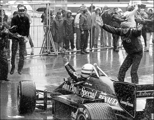 Питер Уорр приветствует первую в карьере победу Айртона Сенны на Гран При Португалии 1985 года