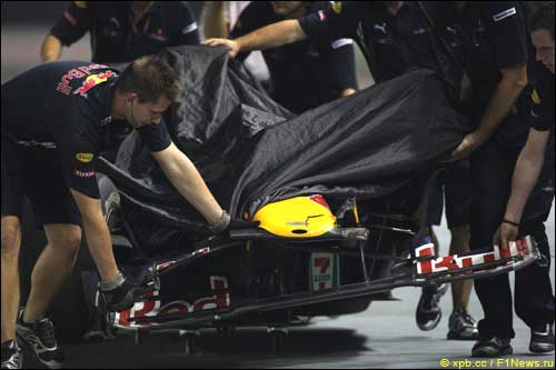 Сингапур. Пятница. Механики Red Bull и повреждённая машина Марка Уэббера