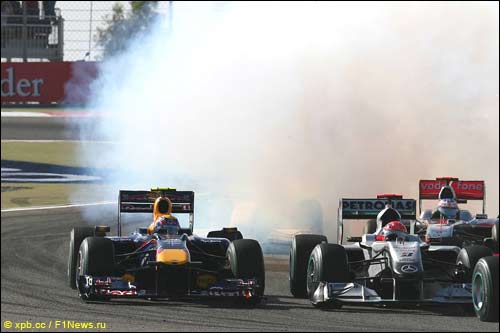 Шлейф дыма за машиной Марка Уэббера в Бахрейне