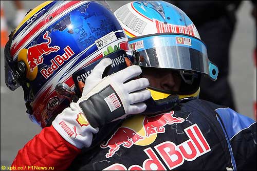 Марк Уэббер и Фернандо Алонсо поздравляют друг друга после финиша Гран При Испании