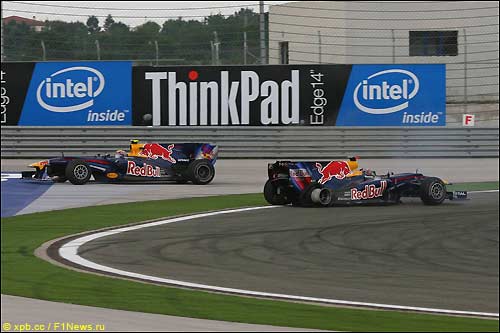 Гонщики Red Bull в первые мгновения после аварии