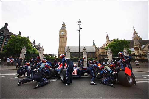 Red Bull Racing проводит тренировку в центре Лондона