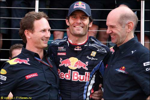 Марк Уэббер с Эдрианом Ньюи (справа) и Кристианом Хорнером после победы в Гран При Великобритании