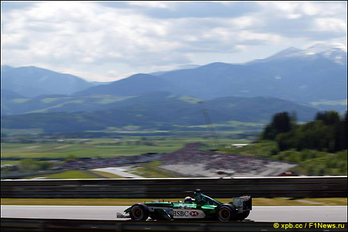 Марк Уэббер за рулем Jaguar на трассе Гран При Австрии, 2003 год