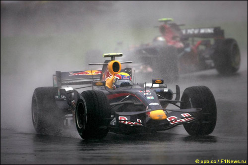 Себастьян Феттель преследует Марка Уэббера на Гран При Японии 2007 года, 15-й круг