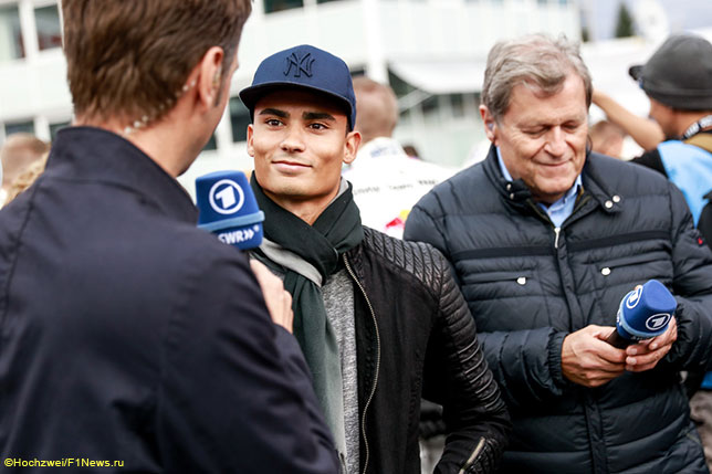 Паскаль Верляйн раздаёт интервью в Хоккенхайме, справа - Норберт Хауг, бывший директор Mercedes Motorsport