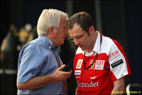 Директор гонок FIA Чарли Уайтинг и глава Ferrari Стефано Доменикали