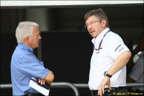 Чарли Уайтинг и Росс Браун, руководитель Mercedes AMG