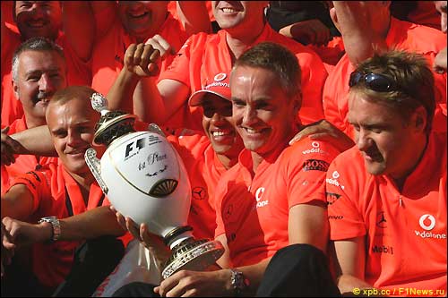 В McLaren празднуют победу Хэмилтона