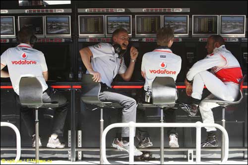 Команда McLaren: второй слева Мартин Уитмарш, крайний справа - Льюис Хэмилтон