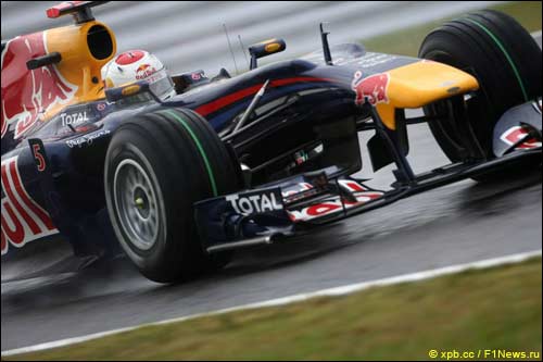 Себастьян Феттель за рулем Red Bull RB6 на трассе в Сузуке