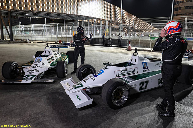 Деймон Хилл и Мартин Брандл у исторических машин Williams FW07 в дни Гран При Саудовской Аравии