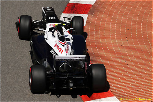 Валттери Боттас на трассе в Монако за рулем Williams FW35