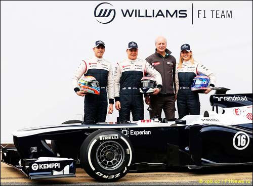 Пилоты Williams и представитель Renault на презентации FW35