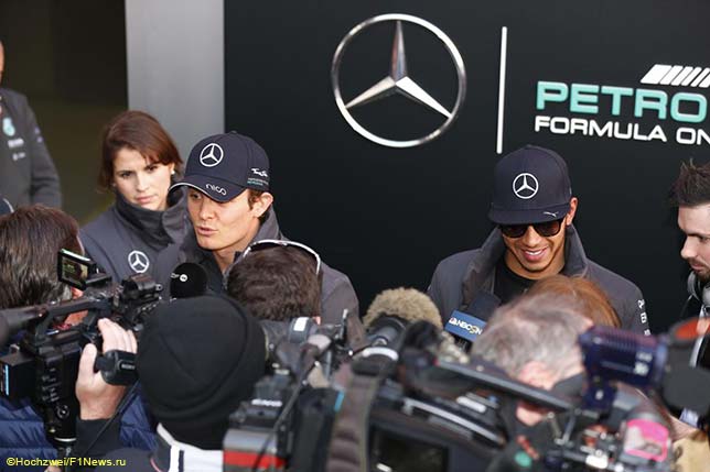 Гонщики Mercedes на встрече с прессой в Барселоне