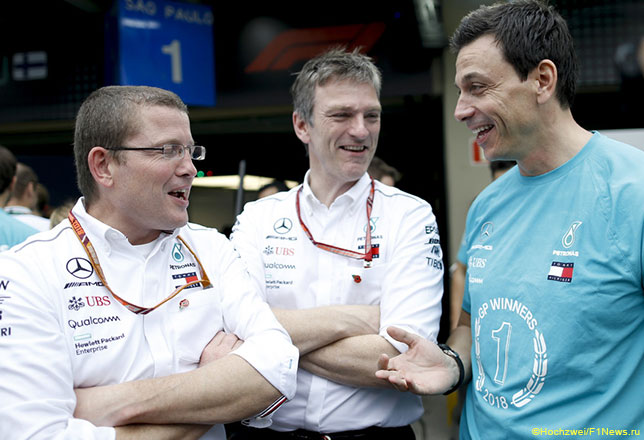 Тото Вольфф (справа), технический директор Mercedes Джеймс Эллисон и гоночный инженер Хэмилтона Питер Боннингтон отмечают победу