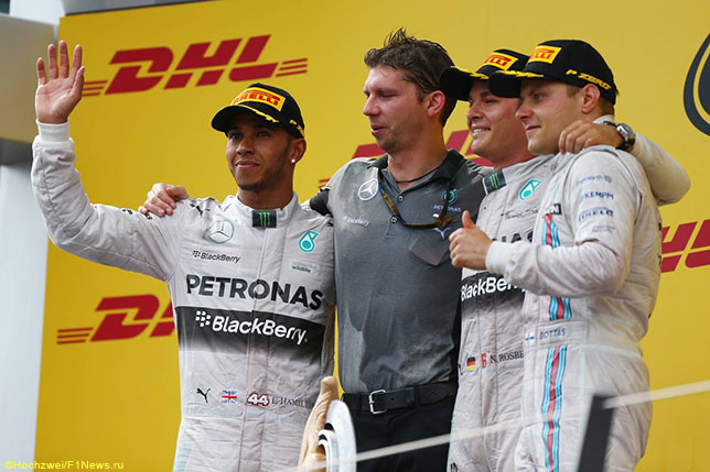 Гонщики Mercedes и Валттери Боттас на подиуме Гран При Австрии 2014 года