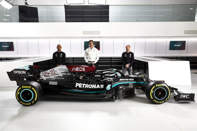 Льюис Хэмилтон, Тото Вольфф и Валттери Боттас на презентации новой машины Mercedes
