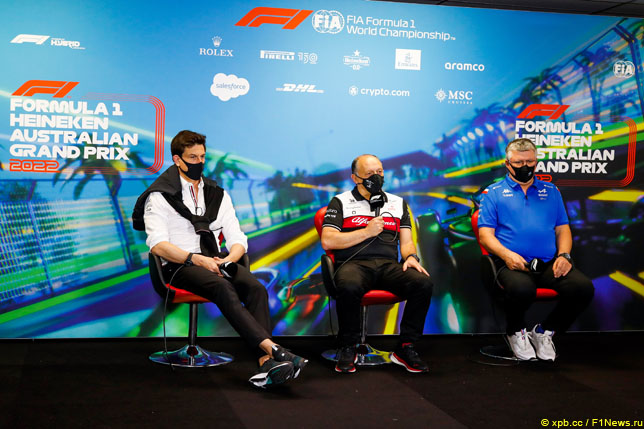 Тото Вольфф, Фредерик Вассёр и Отмар Сафнауэр на пресс-конференции руководителей команд