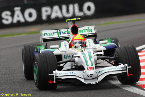 Рубенс Баррикелло за рулем Honda RA108 в Гран При Бразилии 2008 – последнем на сегодняшний день этапе Honda в Формуле 1