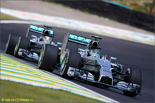 Гонщики Mercedes ведут борьбу на трассе Гран При Бразилии