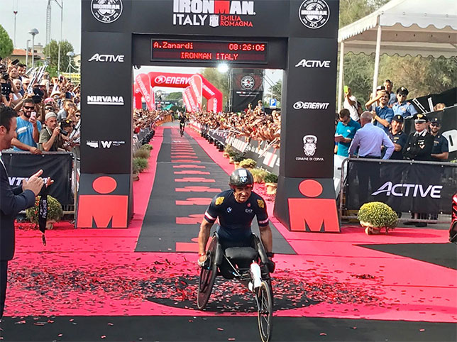 Алекс Дзанарди финиширует в триатлоне Ironman