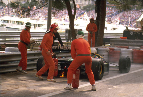 Маршалы тушат мотор Lamborghini. Монако'89