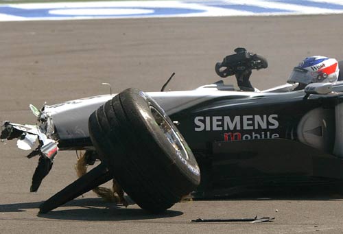McLaren Райкконена после аварии на первом круге