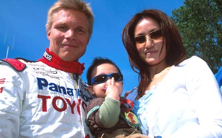 Мика Сало с женой Норико и сыном Максом