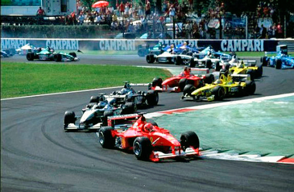 Пилоты преодолевают первую шикану на Гран При Италии 2000 года