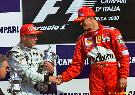 Мика Хаккинен и Михаэль Шумахер на подиуме Гран При Италии 2000 года