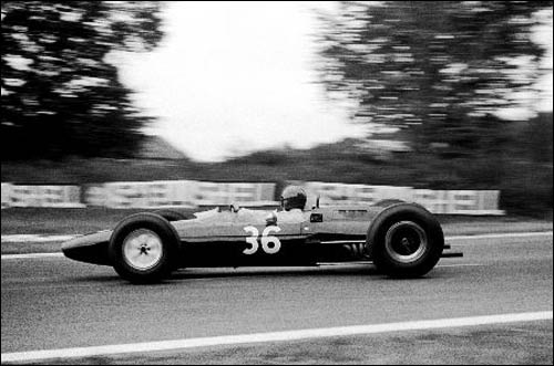 Питер Ревсон на тренировке Гран При Франции 1964 года. В гонке он не стартовал