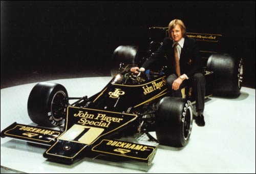 Ронни Петерсон на презентации Lotus 76. Обратите внимание на широкий "нос", узкие понтоны и две плоскости заднего крыла