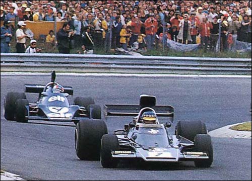 Ронни Петерсон за рулем Lotus 76B на Гран При Германии 1974 года. Видны плоский "нос" и большие понтоны