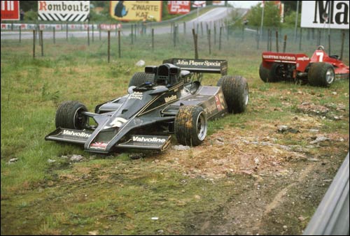 Разбитые машины Уотсона и Андретти после столкновения на первом круге Гран При Бельгии 1977 года