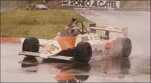 Тьерри Бутсен задуется победе, добытой за рулем Spirit в домашней гонке Ф2 в Спа. 1982 год