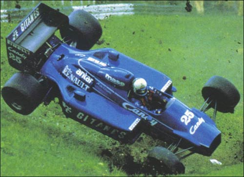 Авария Андреа де Чезариса стала главным происшествием Гран При Австрии 1985 года. Вернувшись в боксы Ligier, пилот узнал, что уволен...
