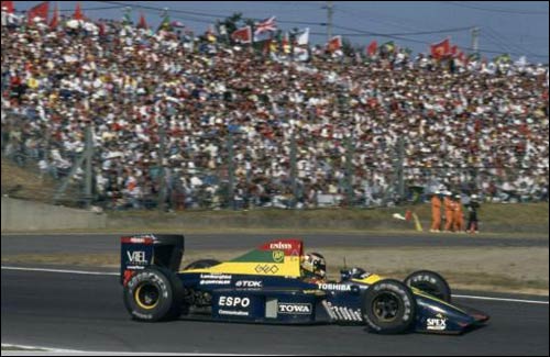Агури Сузуки на пути к подиуму в домашнем Гран При 1990 года