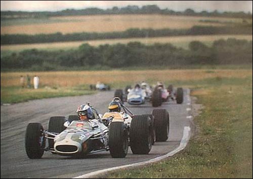 В 60-70-е гонки в Невере проходили в буквальном смысле "среди бескрайних полей"