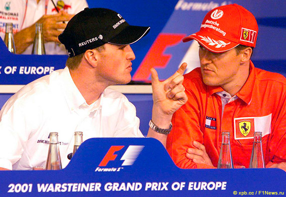 Ральф и Михаэль Шумахеры на предгоночной пресс-конференции FIA на Гран При Европы 2001 года