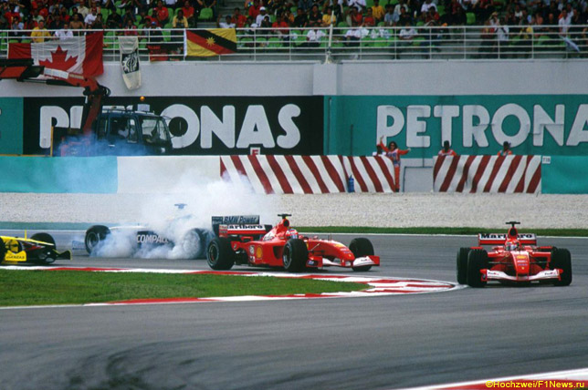 Разворот Ральфа Шумахера после контакта с Баррикелло на первом круге Гран При Малайзии 2001 года