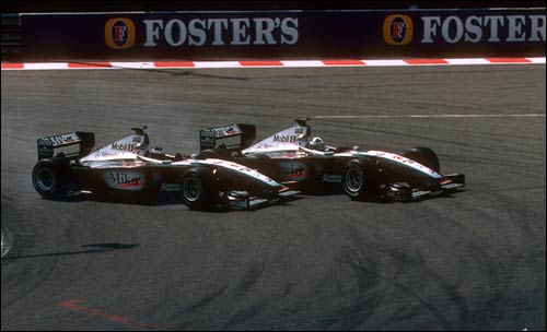 Борьба пилотов McLaren на старте Гран При Бельгии 1999 года. Фото из архива Бернара Кея